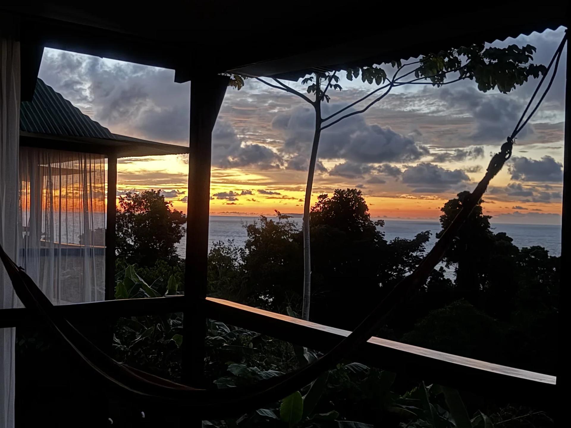 Coucher de soleil sur le Pacifique depuis les hauteurs, dans un bungalow du lodge