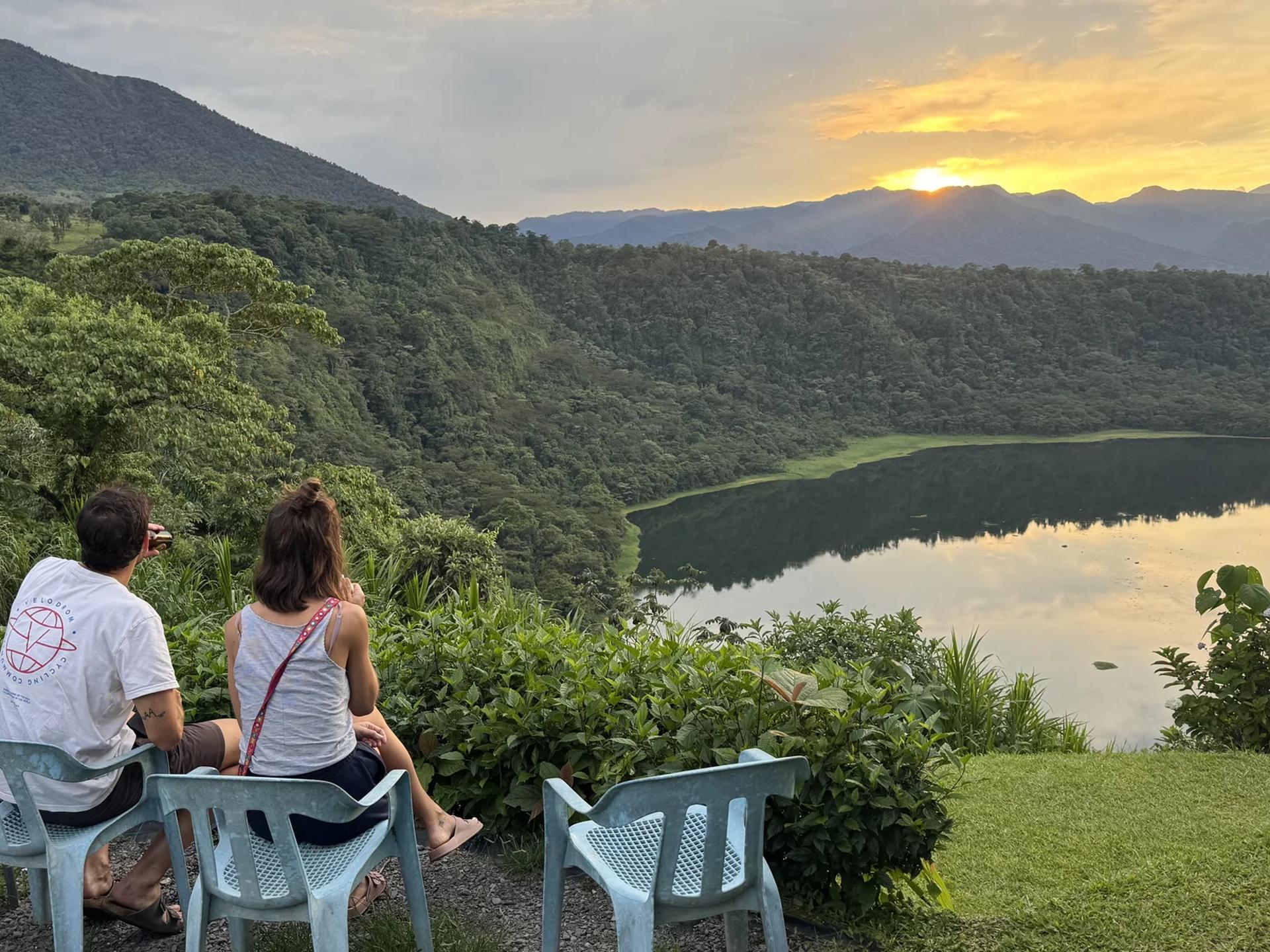 Vue sur la laguna de hule au soleil couchant avec un couple de dos admirant ce spectacle naturel