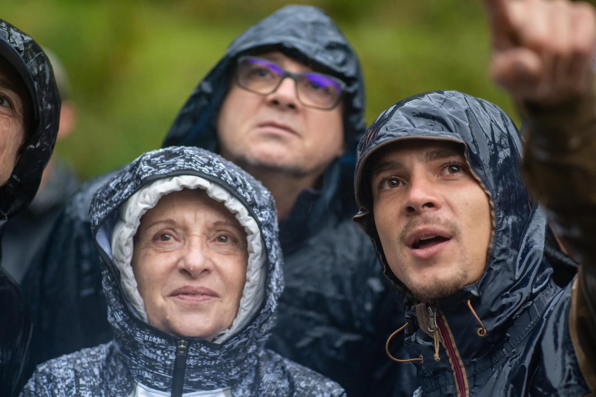 Lucas Boyat signalant à plusieurs voyageurs une espèce qu'il vient de repérer