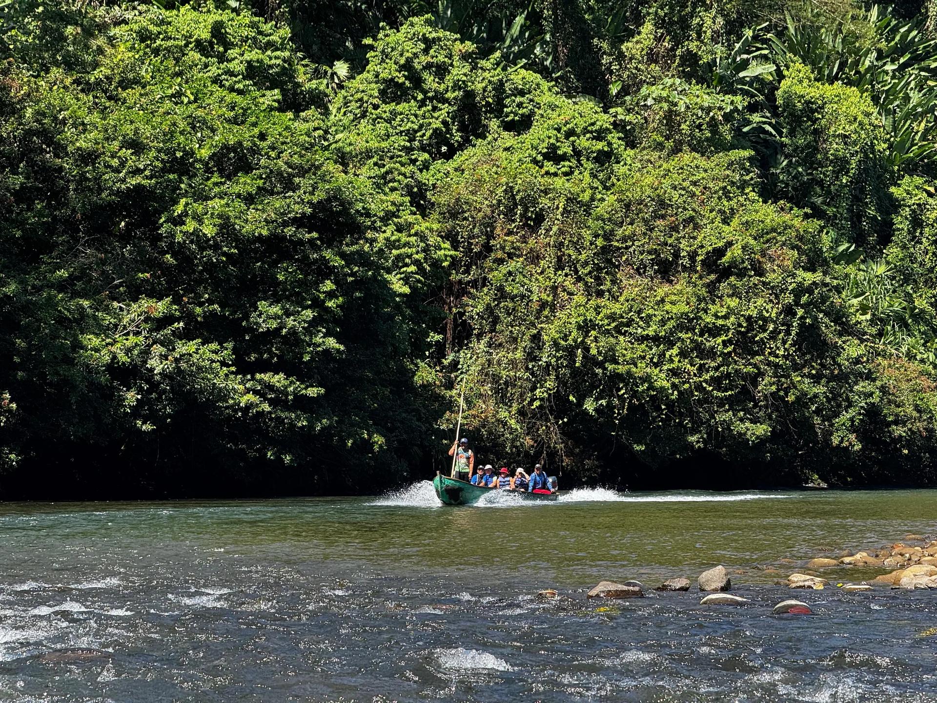 Groupe dans une pirogue en excursion en territoire Bribri