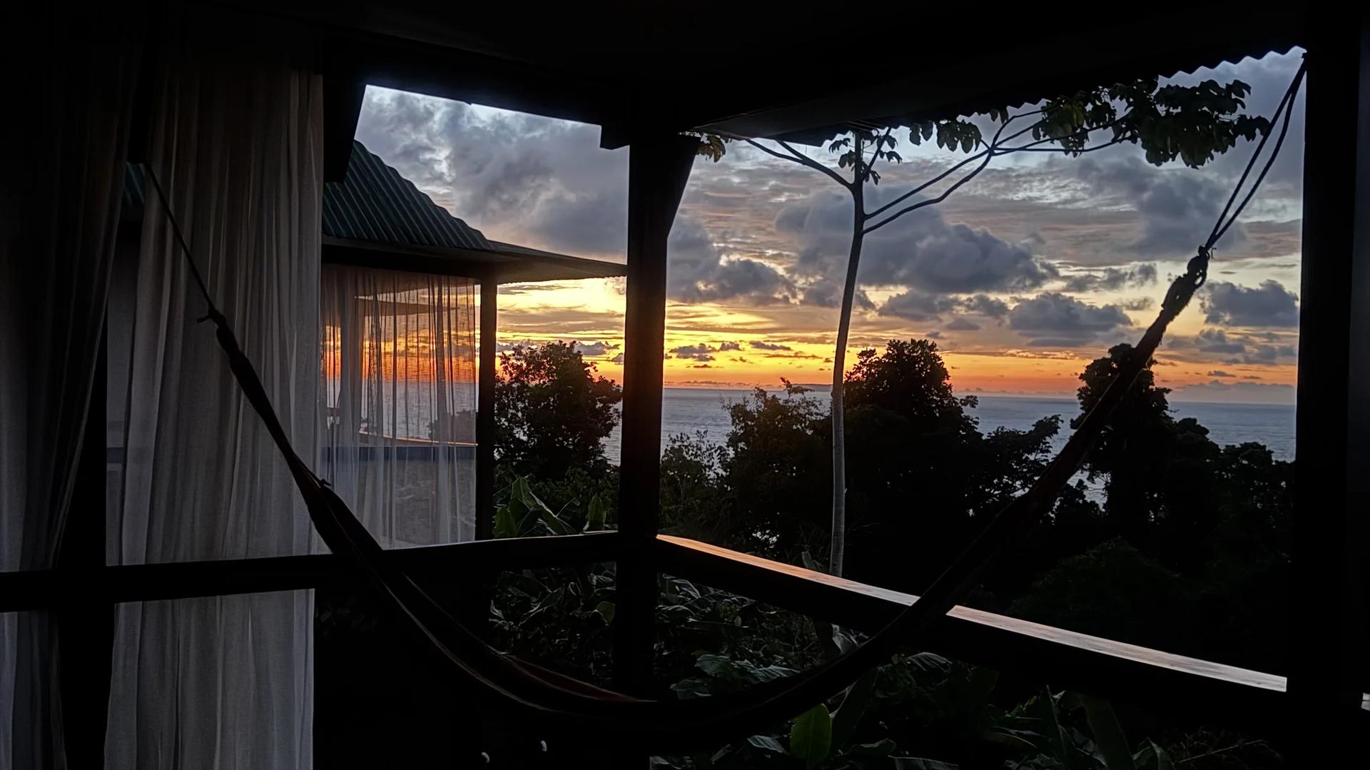 Coucher de soleil sur le Pacifique depuis les hauteurs, dans un bungalow du lodge