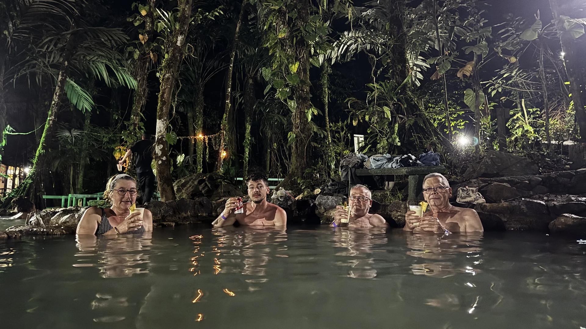 Relaxation dans les eaux thermales le soir au milieu de la jungle tropicale