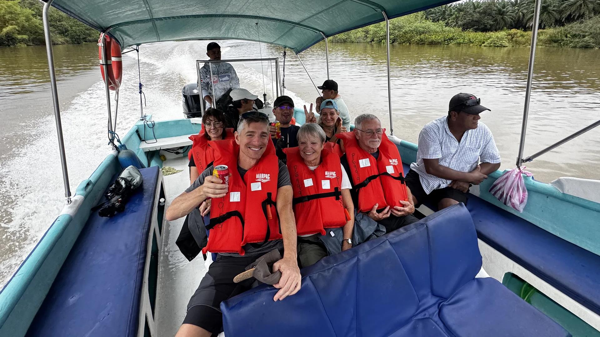Exploration en bateau avec des voyageurs contents profitant du moment présent