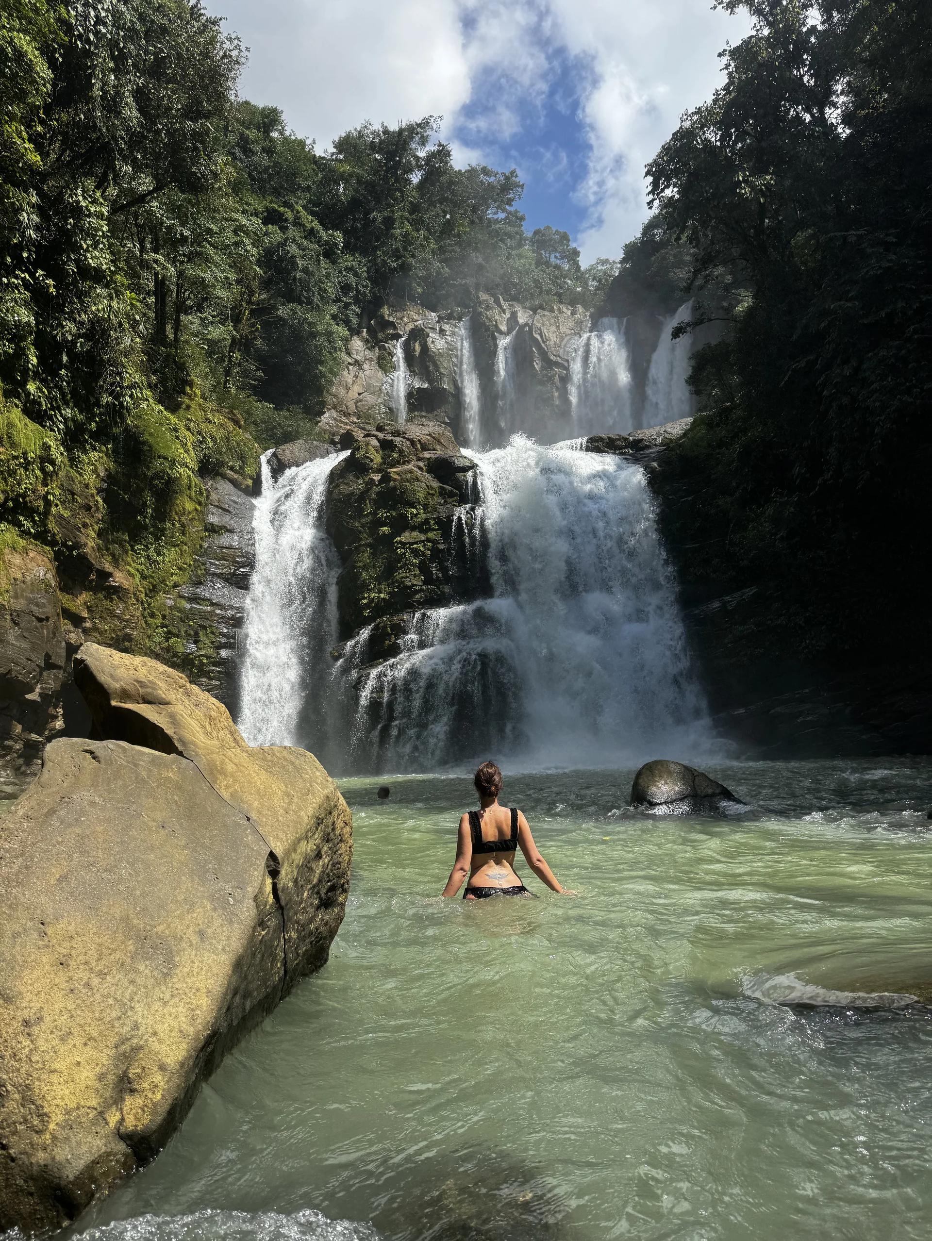 femme vue de dos dans les cascades de Nauyaca