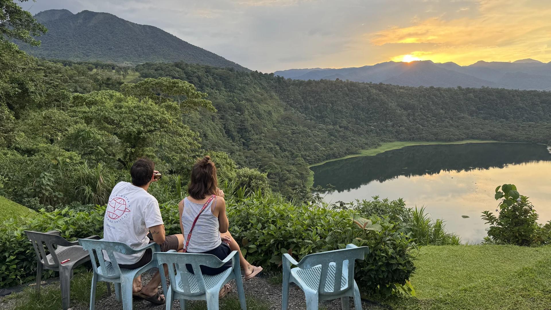 Vue sur la laguna de hule au soleil couchant avec un couple de dos admirant ce spectacle naturel