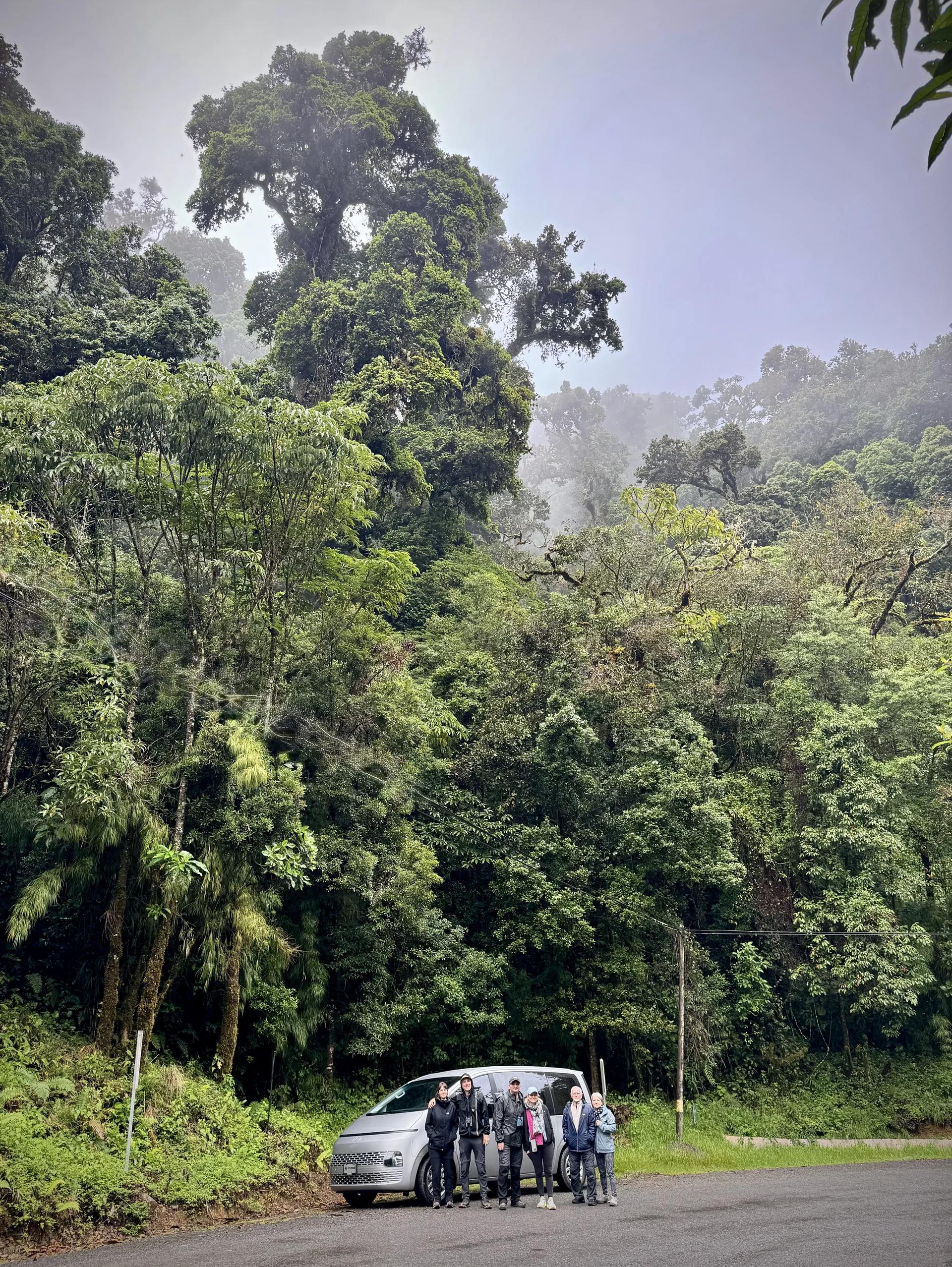 groupe de voyageurs avec le véhicule privée de Vibralma pour une pause photo fans la forêt tropicale humide du Costa Rica
