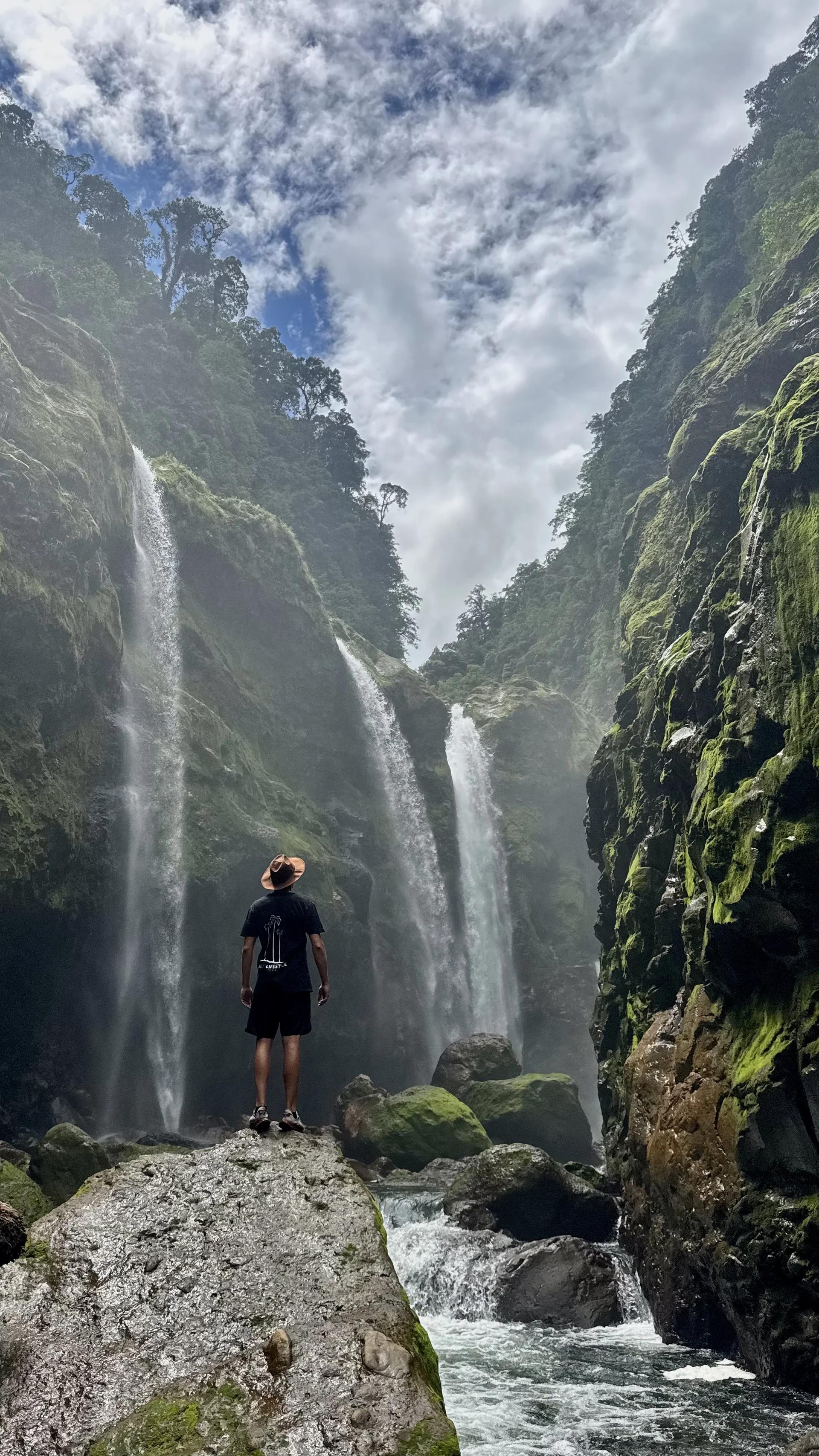 Lucas Boyat admirant les cascades dans le canyon de Bajos del Toro