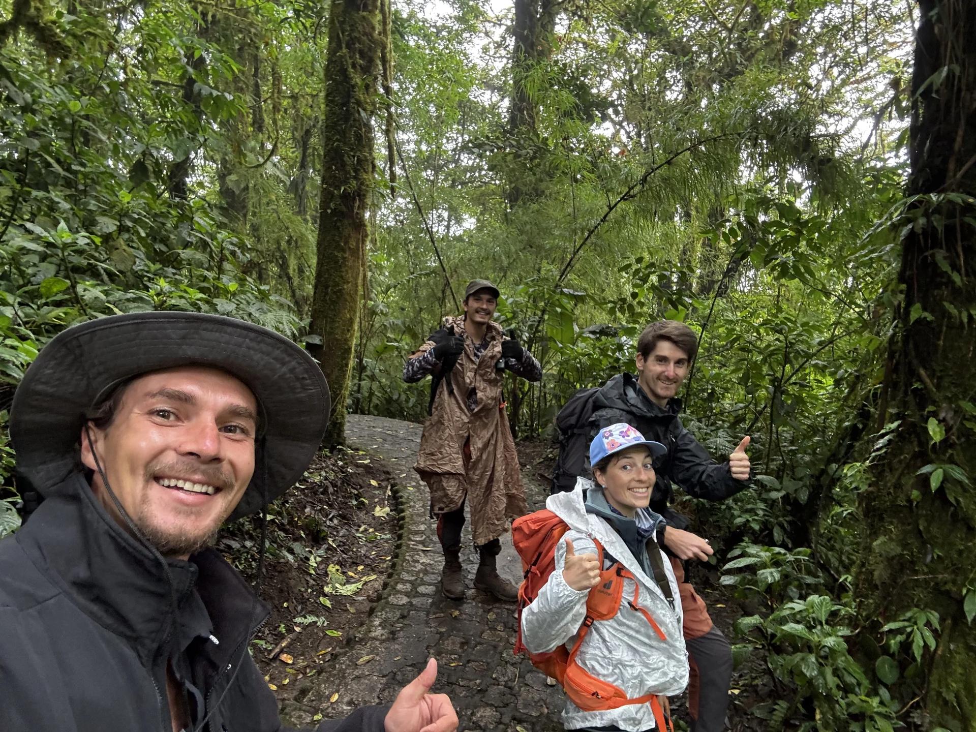 Lucas Boyat accompagné d'un guide locale avec téléscope pour guider deux voyageurs au coeur de la foret tropicale humide