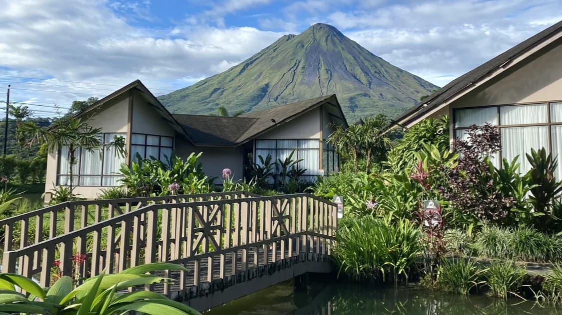 Vue sur le volcan arenal depuis l'Arenal Observatory lodge