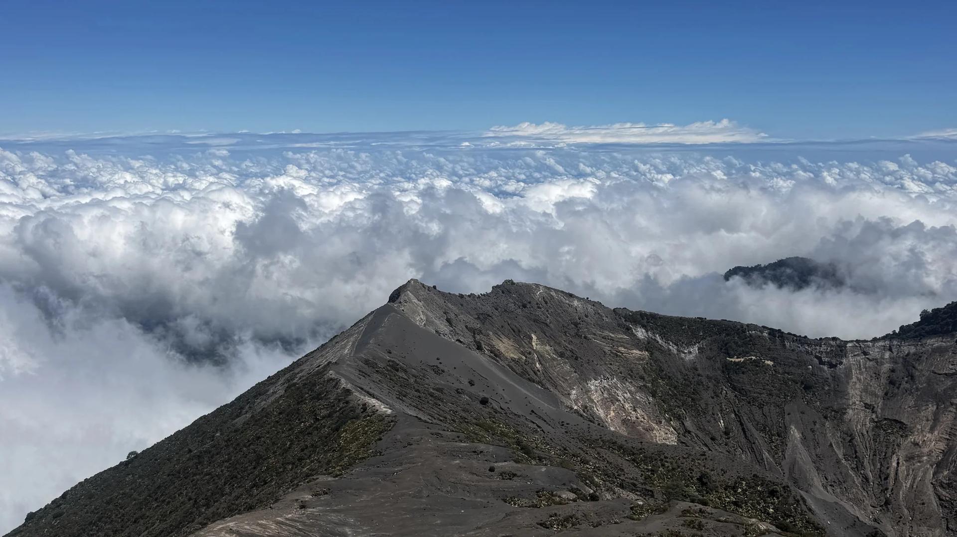 Vue depuis le volcan Irazu au dessus des nuages