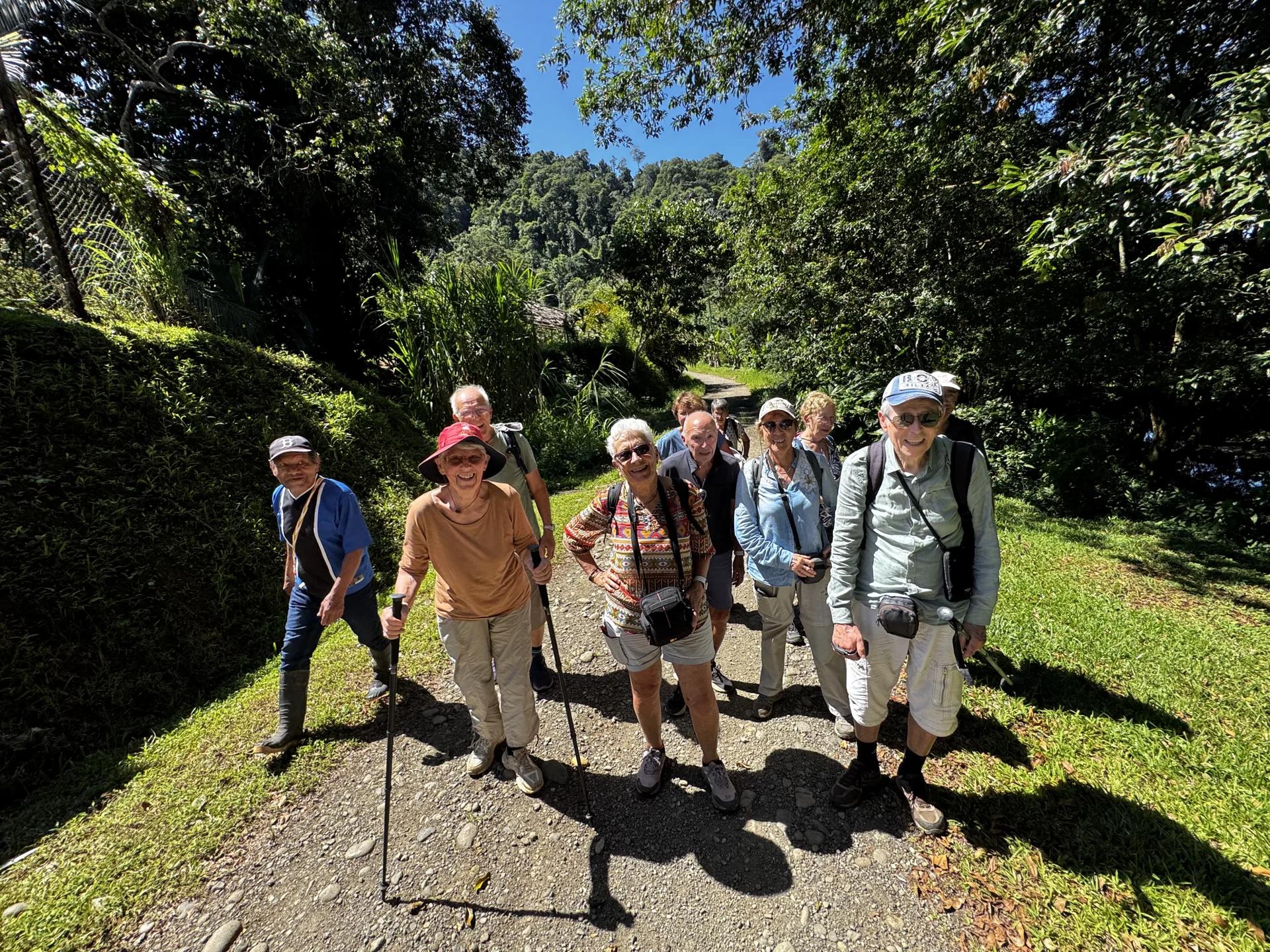 Groupe de voyageurs heureux lors d'un circuit au Costa Rica avec Vibralma Travel sur un chemin de randonnée