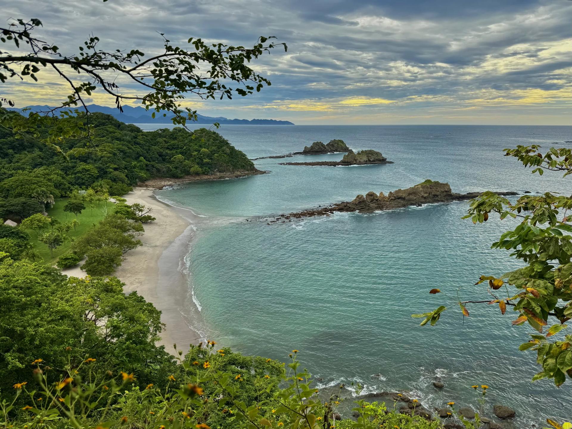 Vue sur l'océan pacifique et la plage rajada au Guanacaste depuis les hauteurs dans un écrin de verdure tropicale